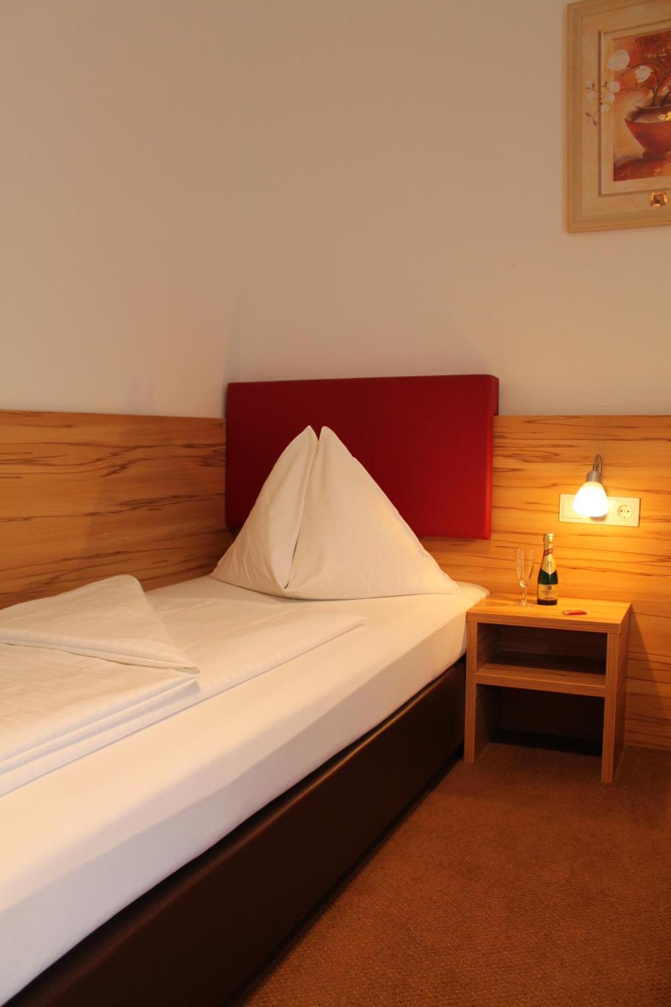 Hotel Restaurant Schwartz Neusiedl am Steinfelde الغرفة الصورة