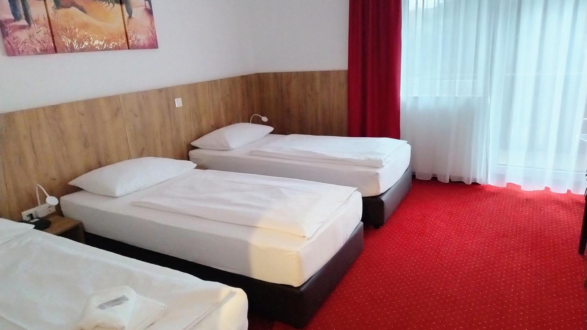 Hotel Restaurant Schwartz Neusiedl am Steinfelde المظهر الخارجي الصورة
