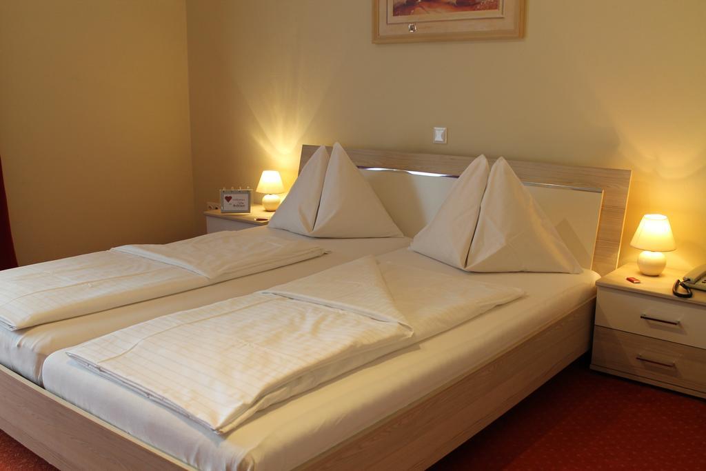Hotel Restaurant Schwartz Neusiedl am Steinfelde المظهر الخارجي الصورة