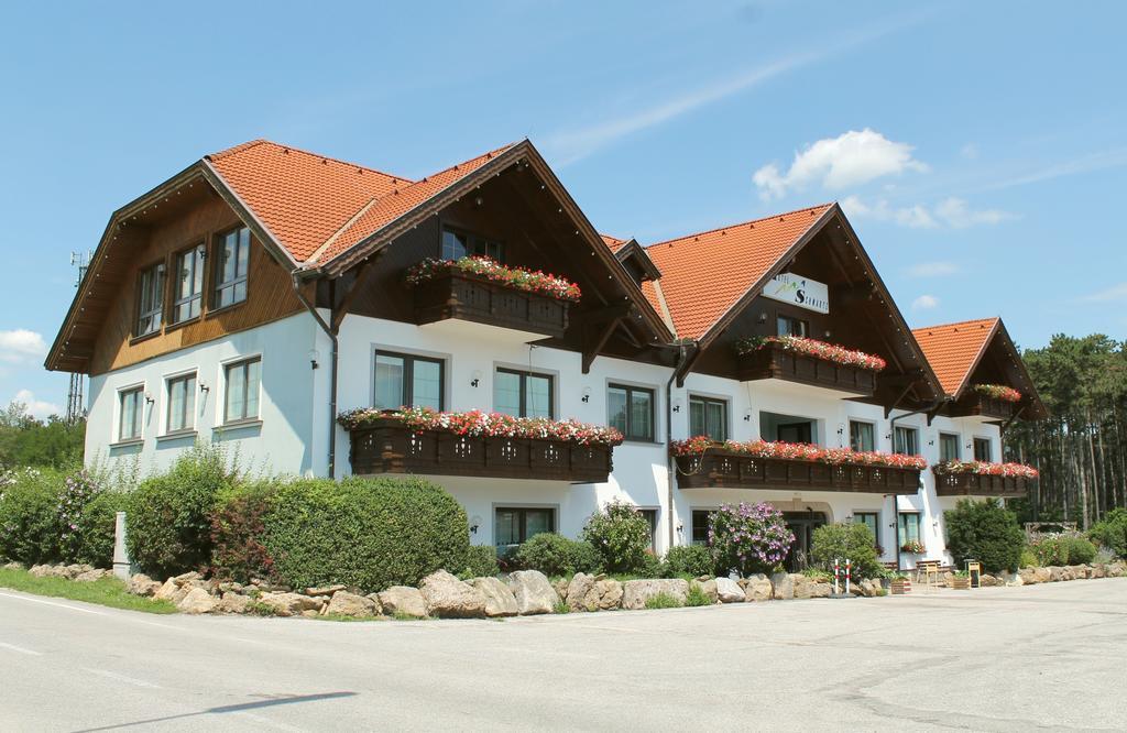 Neusiedl am Steinfelde Hotel Restaurant Schwartz المظهر الخارجي الصورة