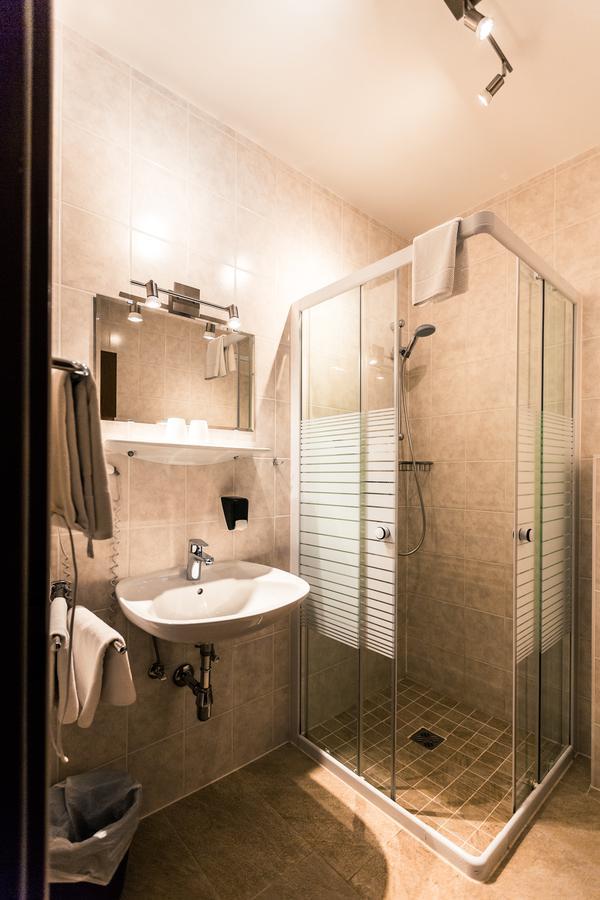 Hotel Restaurant Schwartz Neusiedl am Steinfelde المظهر الخارجي الصورة